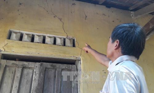 Hàng chục hộ dân Quảng Ngãi bị nứt nhà nơm nớp đợi đền bù 